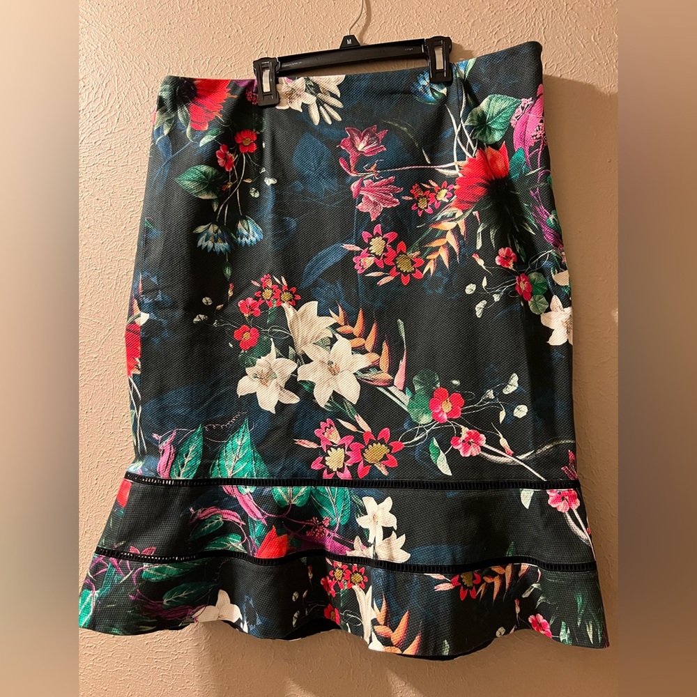 Carlisle New York beautiful floral textured cotton blend skirt.